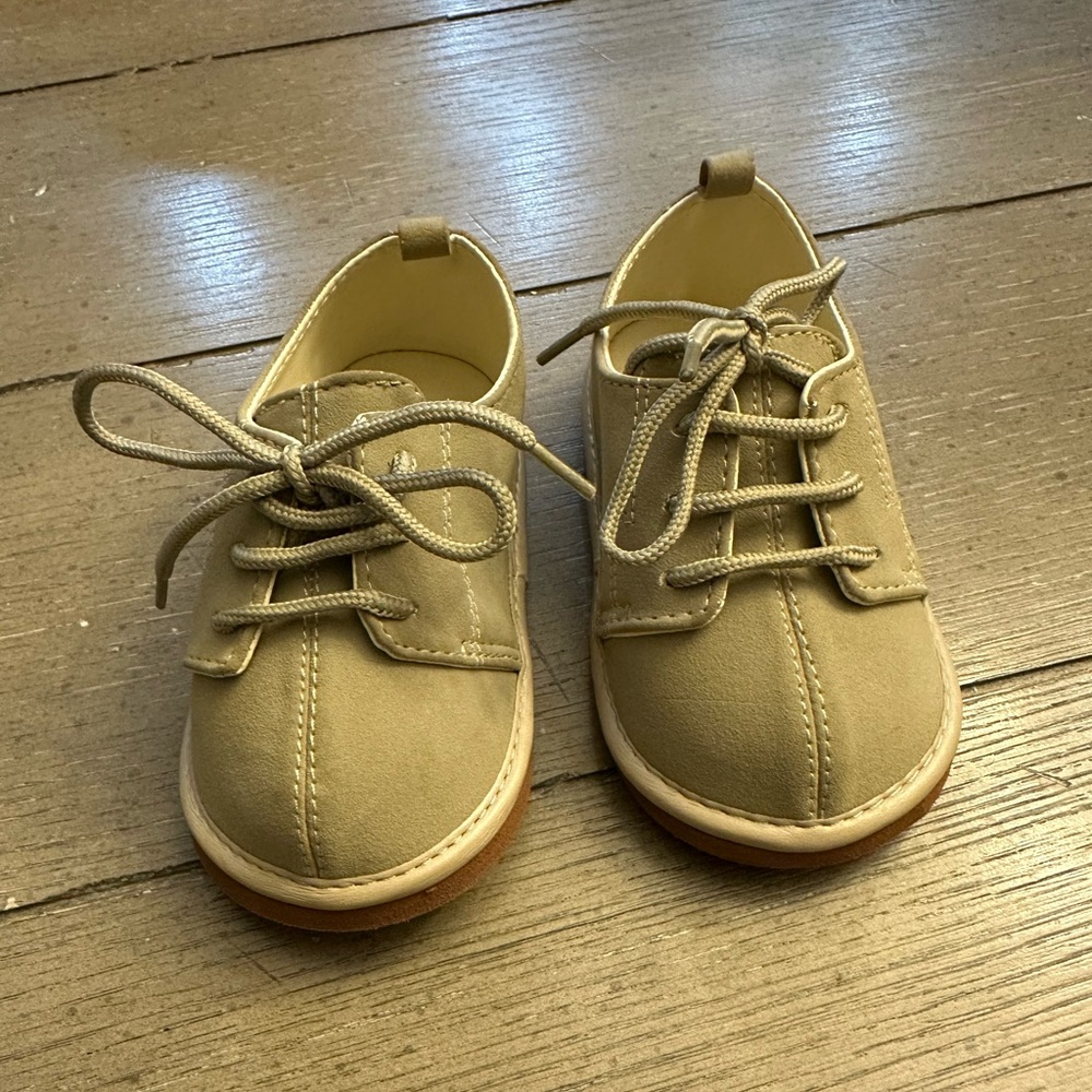 Tan Dress Shoes with Lace-Up Design and Smooth Finish